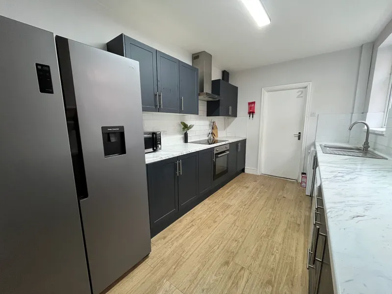 Modern 6 Bed + 2.5 Bath Student House // Jul 2026 - Image 3